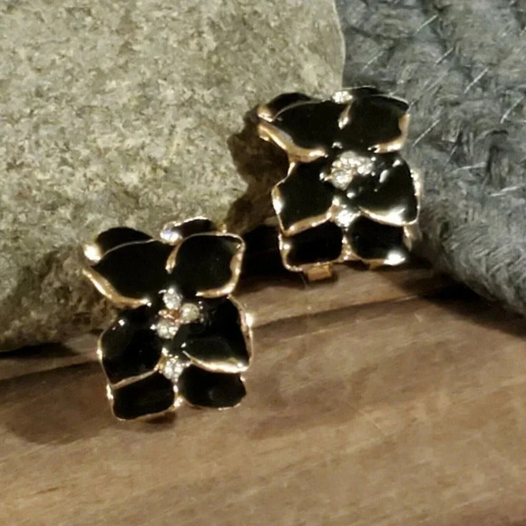 PinkDiva Jewelry - Glossy Black Enamel Artsy Tropical Flowers Austrian Crystal Gold Tone Earrings